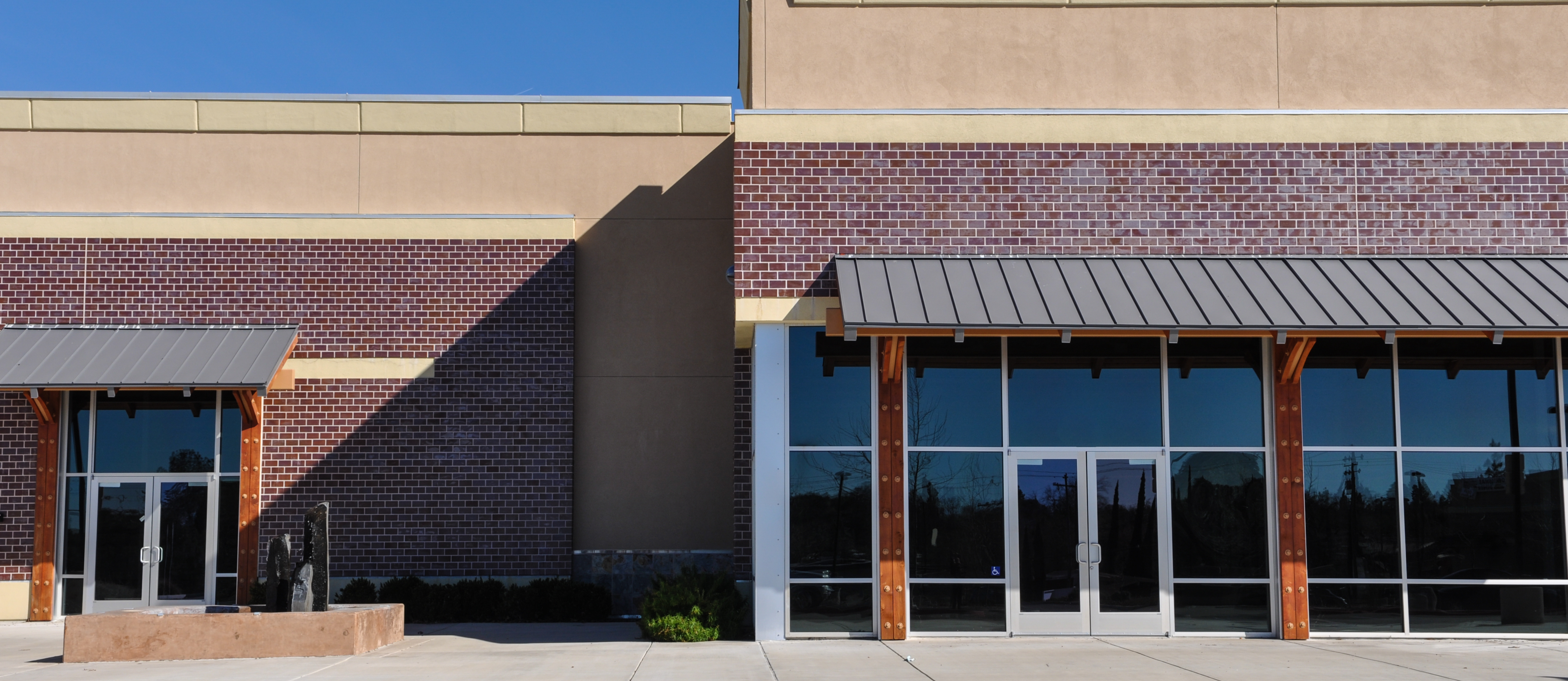 High-Visibility Retail Plaza on Las Vegas Blvd